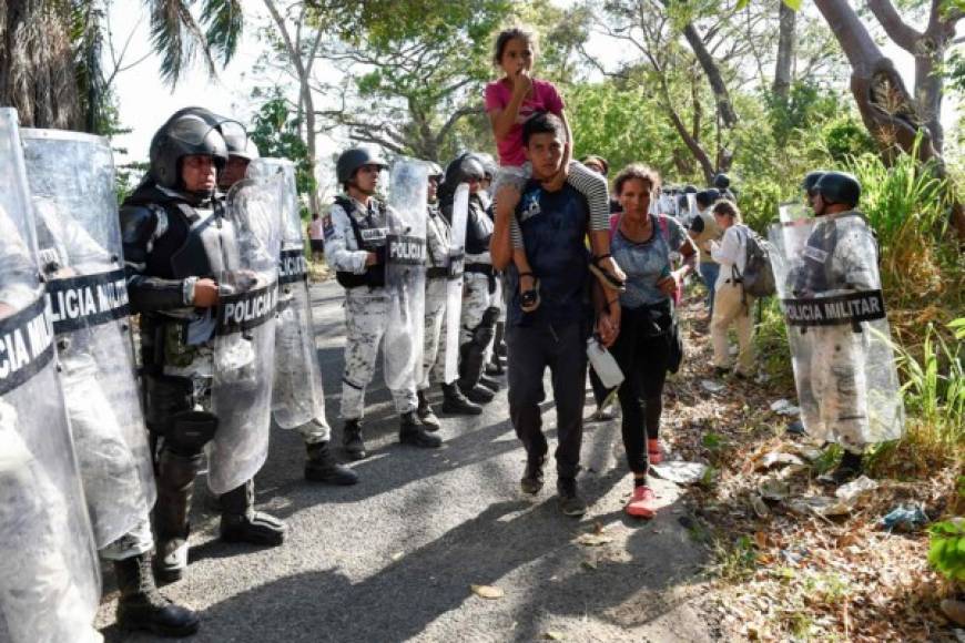 Las autoridades del Instituto Nacional de Migración ofrecieron a los migrantes que refugio para luego entrar a Chiapas, pero varios de los migrantes no accedieron y se mantuvieron por la fuerza en territorio mexicano.