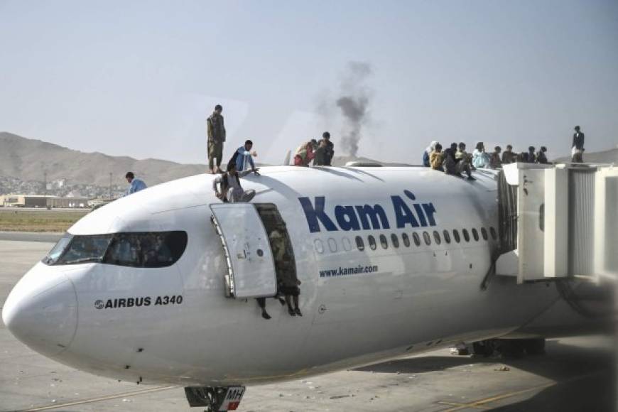 Las dramáticas escenas registradas en el aeropuerto ocurrieron esta mañana mientras miles de afganos intentaban desesperados abordar un avión para huir de la capital.<br/>