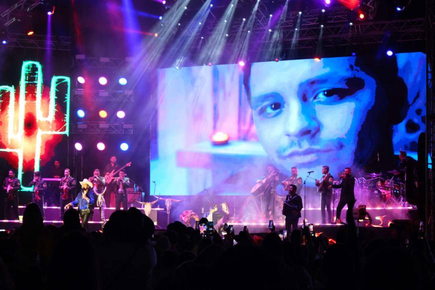 Christian Nodal se subió al escenario y deleitó a San Pedro Sula con espectacular concierto