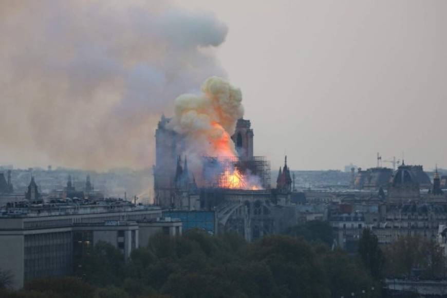 El humo y las llamas se elevan durante un incendio en la histórica catedral de Notre-Dame.