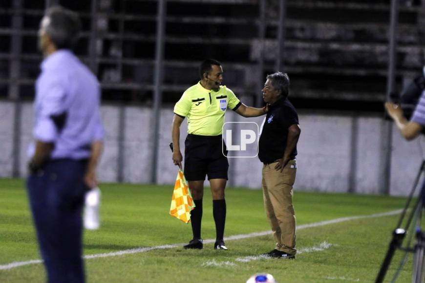 El árbitro asistente Christian Ramírez calmando a ‘Primitivo‘ Maradiaga.