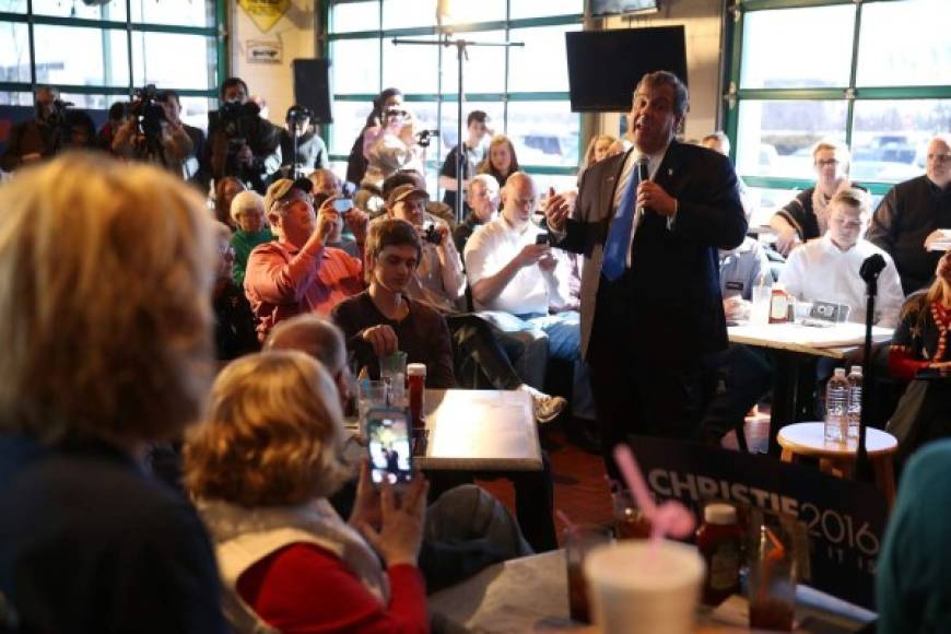Más abajo en las encuestas, el gobernador de New Jersey, Chris Christie, hace campaña hasta en restaurantes.