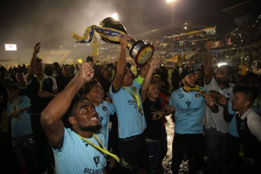Los jugadores del Motagua celebraron con los aficionados azules que llegaron al estadio Nacional.