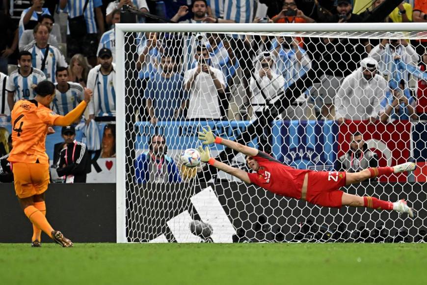 El portero argentino Emiliano ‘Dibu‘ Martínez le detuvo el primer lanzamiento a Virgil van Dijk en la tanda de penales.