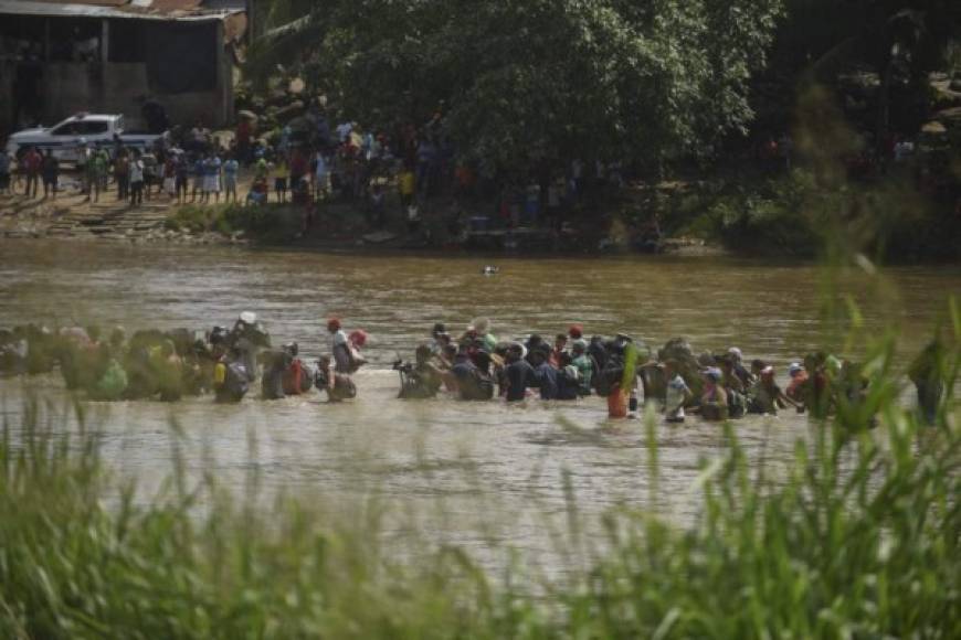 Los centroamericanos formaron una cadena humana para lograr cruzar el río por una parte que no es muy profunda y que separa a Guatemala de México.