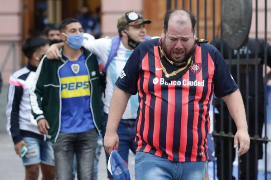 Aficionados de todos los equipos del fútbol argentino lloraron a Maradona.