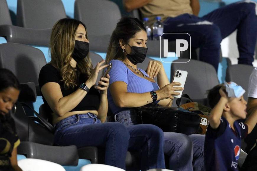 Ana Emilia Lencina, esposa de Jonathan Rougier, y Marisa Elizabeth Ontivero, pareja de Roberto Moreira, presentes en el estadio Nacional Chelato Uclés.