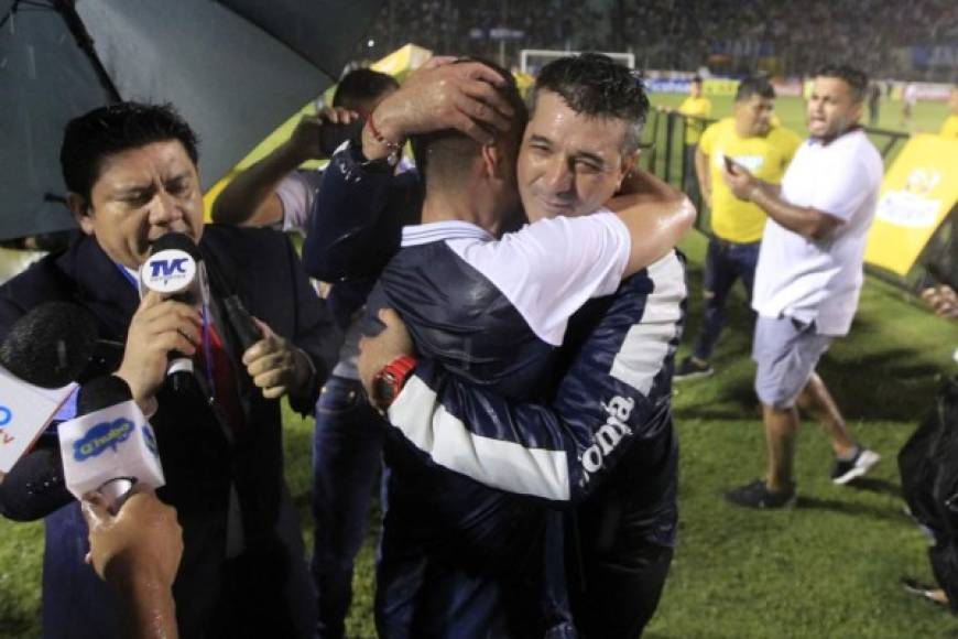 El fuerte abrazo entre Diego Vázquez y Erick Andino.