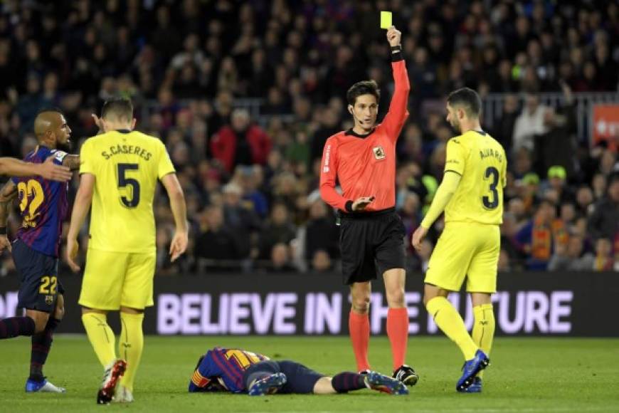 En el minuto 25 de la primera mitad, los dos centrales del Villarreal, Álvaro González y Víctor Ruiz, ya tenían una cartulina amarilla cada uno, por duras acciones contra Leo Messi.