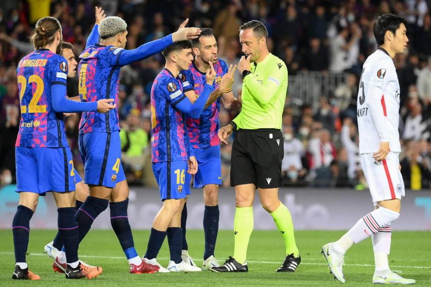 Los jugadores del FC Barcelona protestan al árbitro portugués Artur Dias el penal señalado contra el equipo blaugrana.