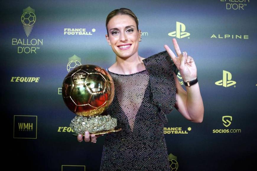 Alexia Putellas posando con su segundo Balón de Oro Femenino consecutivo.