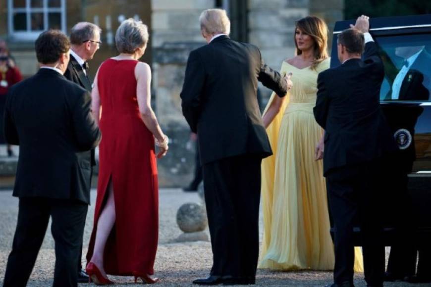 La pareja presidencial estadounidense fue recibida por la primera ministra británica, Theresa May y su esposo.