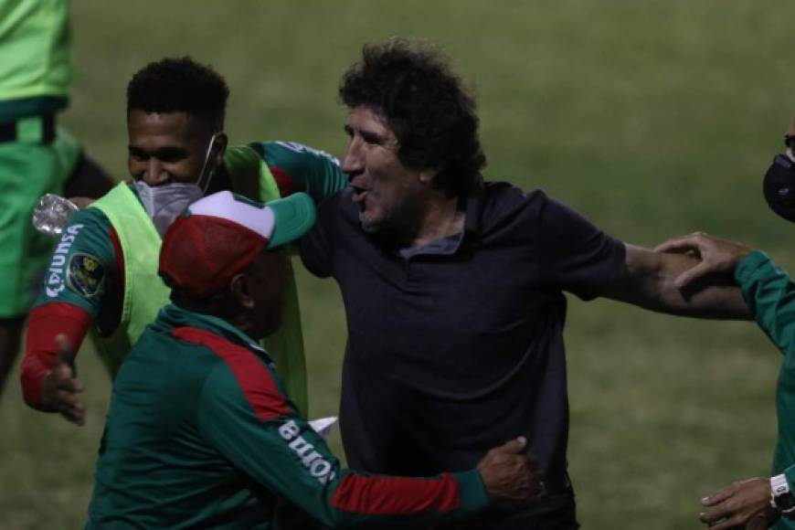 La eufórica celebración de Héctor Vargas con su cuerpo técnico y jugadores tras el pitazo final del partido.
