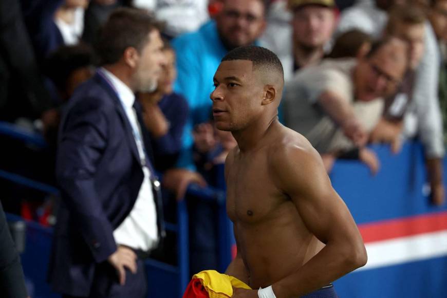 Al final, Mbappé intercambió camiseta con un jugador del Lens.