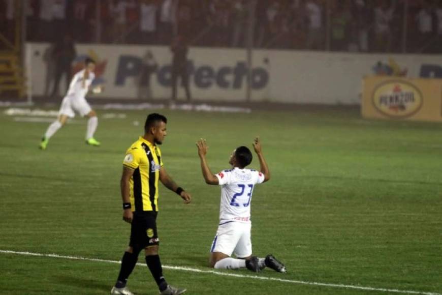 Bryan Moya se hincó antes del partido para pedir ayuda a Dios.