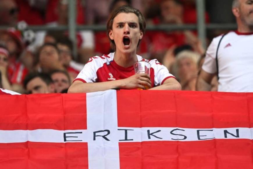 Pancartas en el Parken Stadium de Copenhague en apoyo a Christian Eriksen. <br/><br/>Foto AFP
