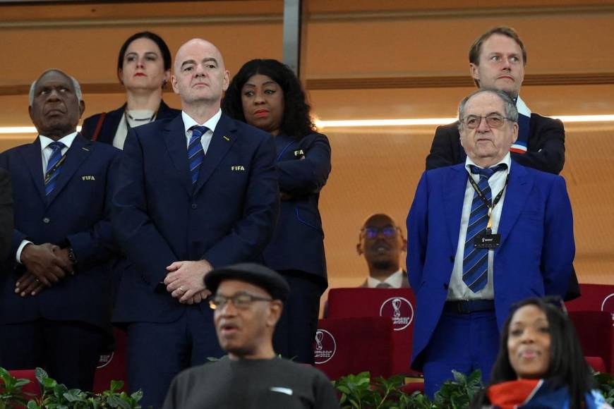El presidente de la FIFA, Gianni Infantino, y el presidente de la Federación Francesa de Fútbol (FFF), Noel Le Graet, en el palco del estadio 974.