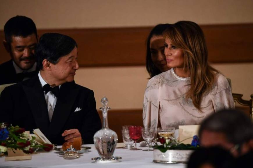 El emperador Naruhito se mostró muy atento con la ex modelo durante la cena de gala preparada en su honor.
