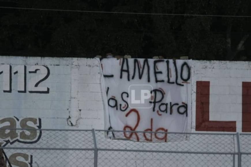Aficionados del Honduras Progreso dedicaron una dolorosa pancarta a Edder Delgado. 'Camello vas para 2da'.