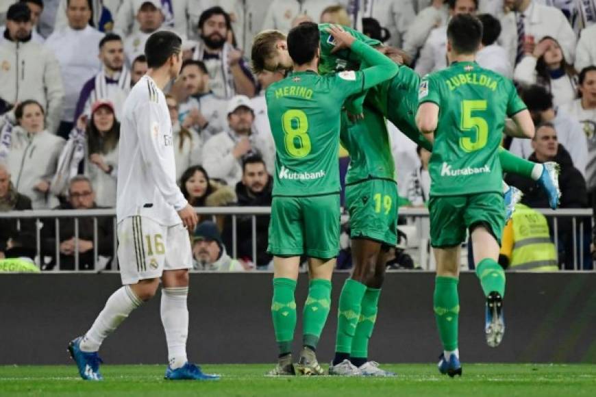 James Rodríguez observando la celebración del gol de Odegaard.