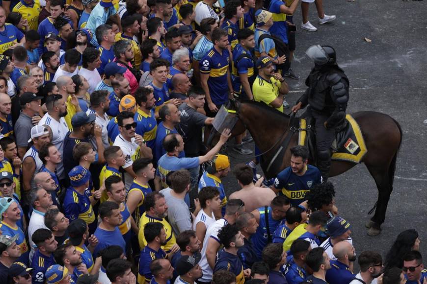 Hinchas de Boca Juniors intentaron ingresar sin boleto al estadio Maracaná, previo a la final de la Copa Libertadores.
