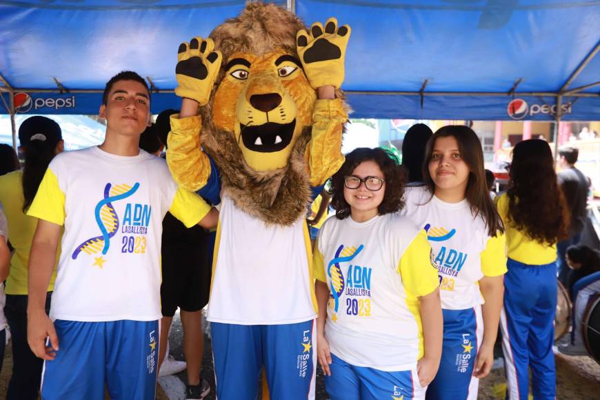 Johan Rodríguez, el león, mascota del equipo amarillo, María Fernanda Rivera y María José Vilatoro.