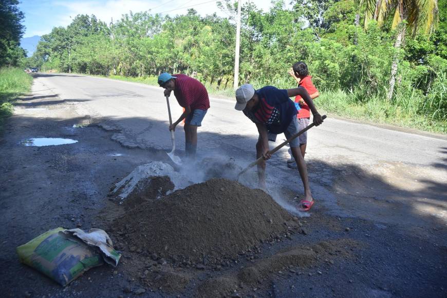 Pobladores de Jutiapa y de todo el corredor reparan con cemento algunos hoyos. 