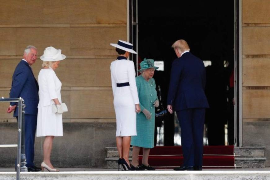 La reina optó por un vestido color verde agua con un broche de esmeralda que acompañó con una pamela a tono para recibir a sus invitados de honor.