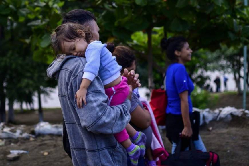 Los migrantes luego ingresan a Chiapas, donde las autoridades han redoblado los controles fronterizos para detener a los centroamericanos y procesarlos para su deportación.