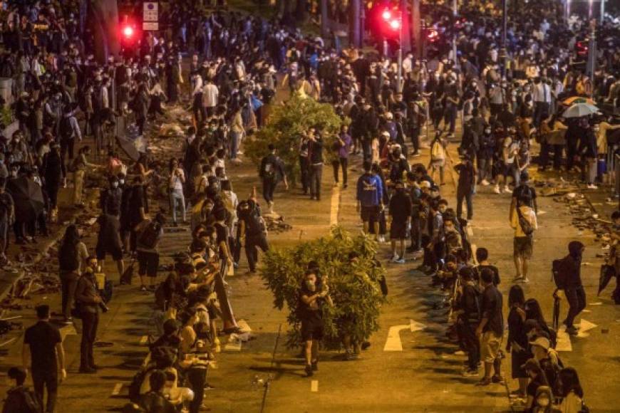 Caos en Hong Kong: Policía cerca a estudiantes en universidad