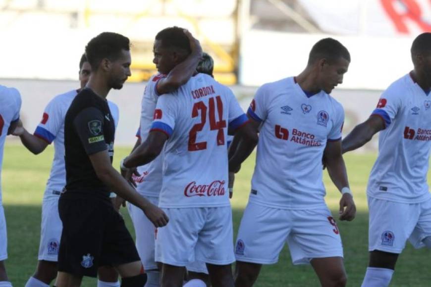 Samuel 'Chama' Córdoba es felicitado por sus compañeros tras hacer el 2-0 ante Honduras Progreso.
