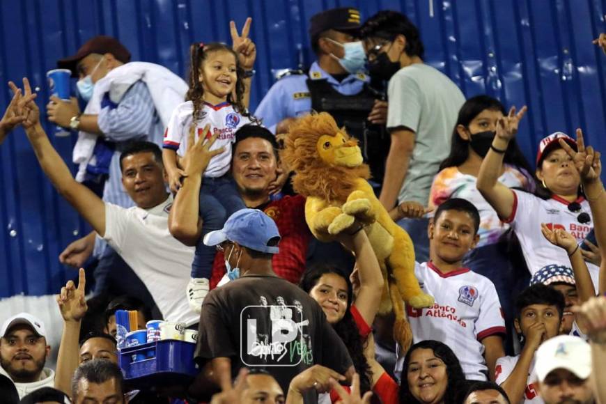 Llenazo espectacular de afición de Olimpia y fiesta de la Ultra Fiel en el Nacional ante Municipal