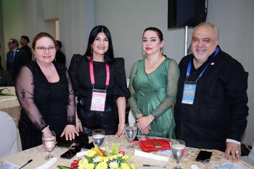 Perla Bonilla y Lorny Peña junto a Ana y Juan Carlos Martínez