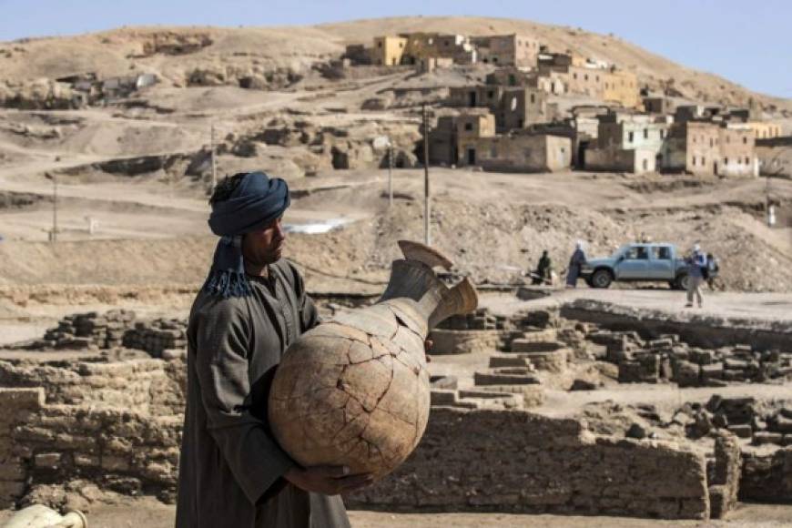 Los arqueólogos egipcios, que iniciaron las investigaciones en este sitio en septiembre de 2020, encontraron cientos de cerámicas, carne seca, vino, pequeñas estatuas y joyas.