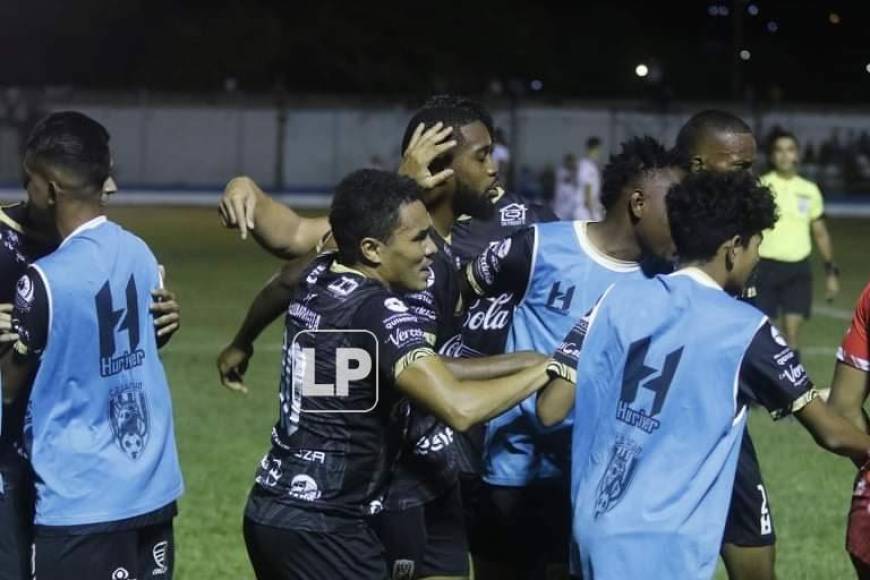 ‘Rambo‘ de León celebró con sus compañeros el primer gol del partido.