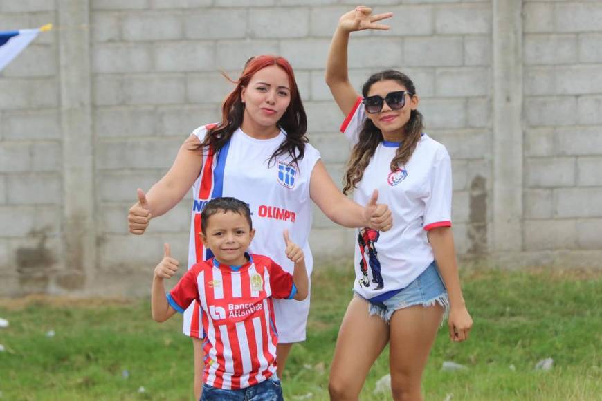 Los aficionados del Olimpia asistieron al estadio Carlos Miranda para ver el debut de su equipo.