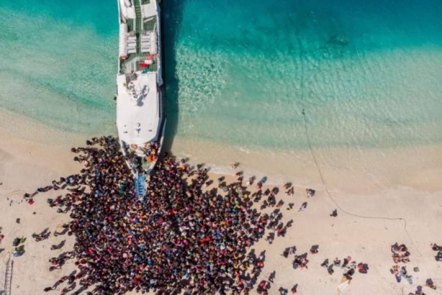 Las autoridades también evacuaron a más de 4.600 turistas de las islas Gili, tres pequeñas ínsulas tropicales bordeadas por arrecifes coralinos, a pocos kilómetros de la costa noroeste de Lombok, muy frecuentadas por viajeros jóvenes y buceadores.