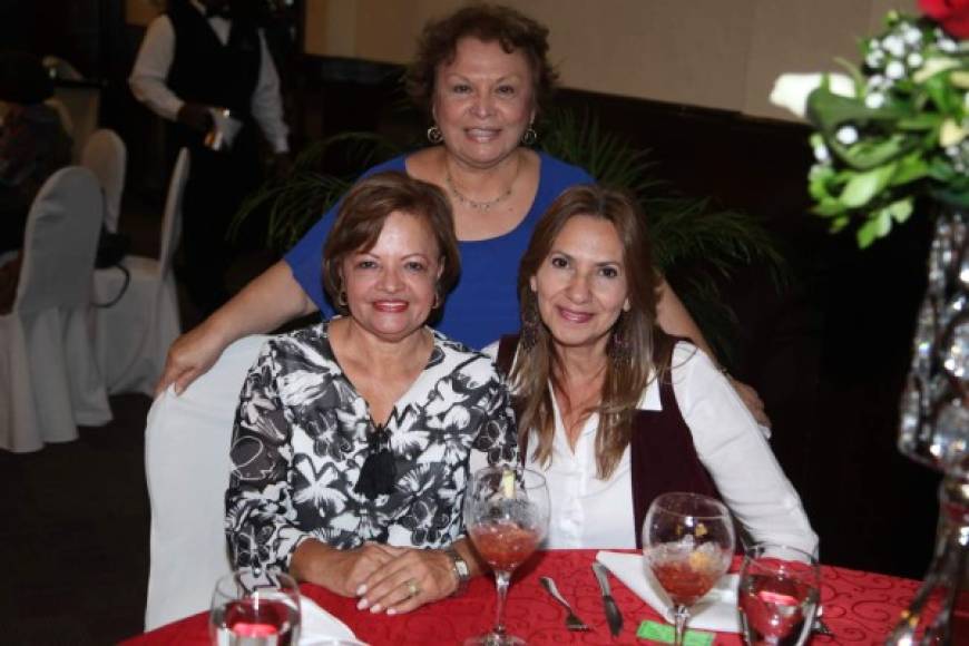 Bessy Arriaga con Elena Dubón y Fanny Ponce.