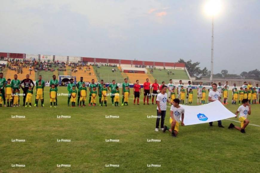Los equipos titulares de Marathón y Platense mientras se entonaba el himno nacional de Honduras.