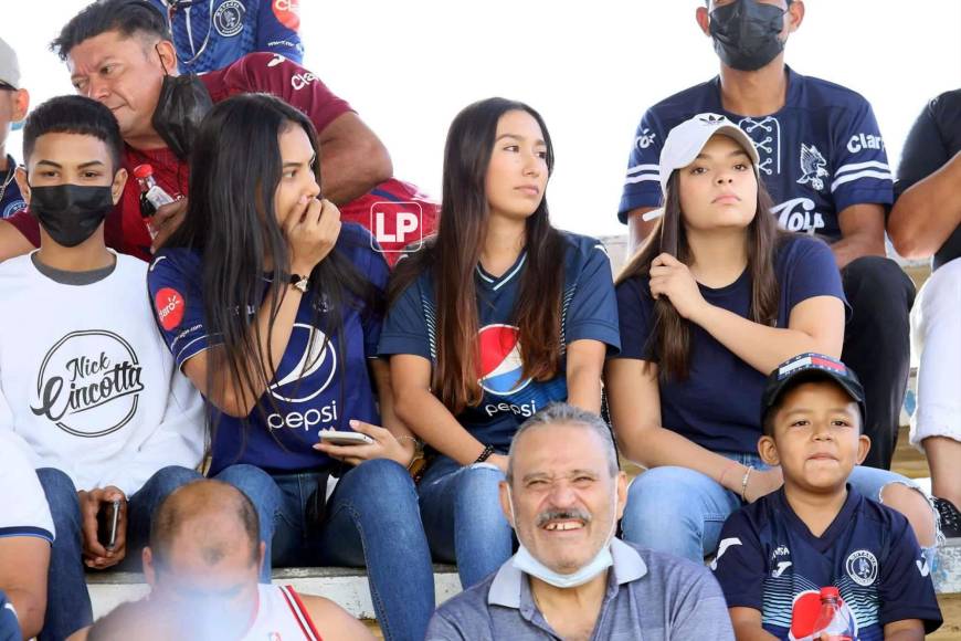 Guapas aficionadas del Motagua asistieron al estadio Marcelo Tinoco de Danlí.