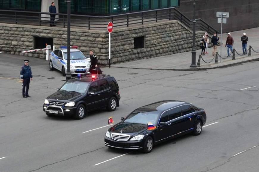 El nuevo modelo es un Mercedes Benz S600 Pullman Guard, uno de los autos más exclusivos y cómodos. Mide 20 pies de largo y tiene un blindaje especial que aumenta su peso hasta cuatro toneladas.