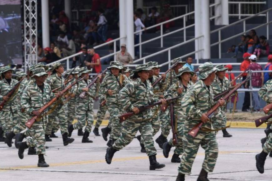 Maduro también dio instrucciones de otorgar rango de ley a las 'milicias bolivarianas' e incorporarlas a la Fuerza Armada con el objeto de profesionalizarlas para 'resistir los embates del imperialismo norteamericano'.