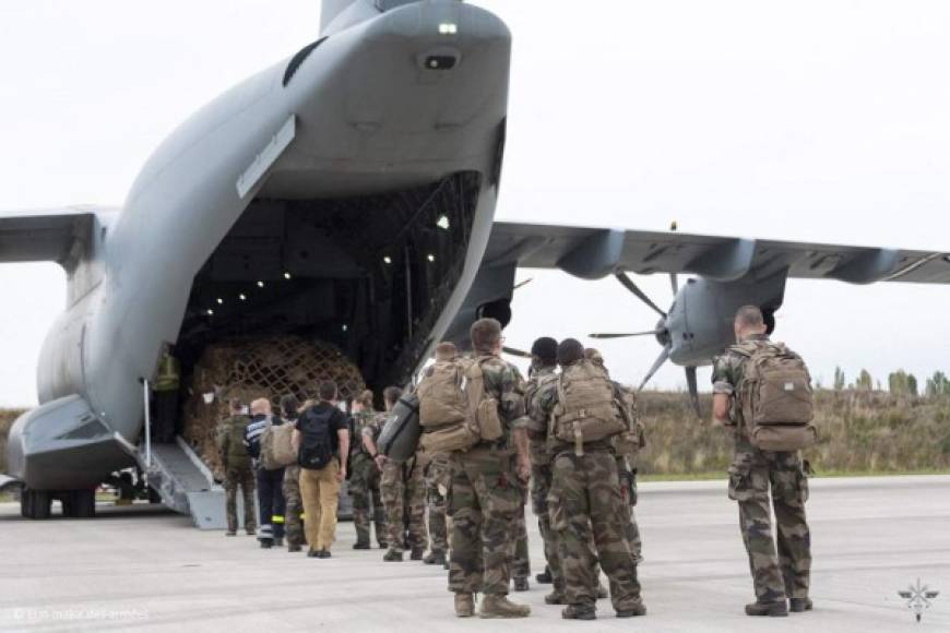 Francia también envió tropas al aeropuerto de Kabul para agilizar la evacuación de sus colaboradores y ciudadanos.