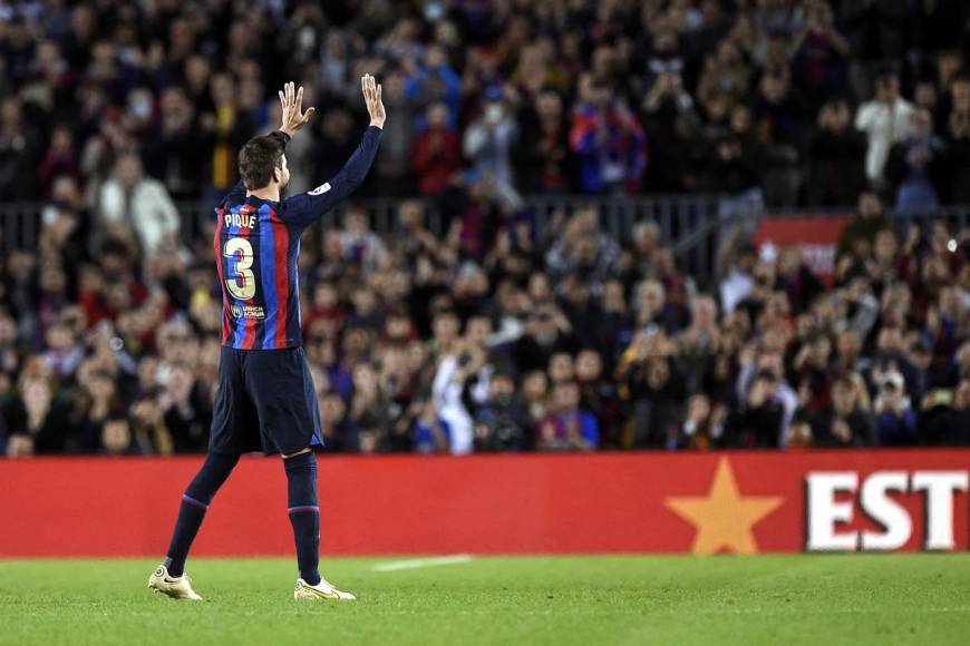 Gerard Piqué se fue del campo bajo una enorme ovación y aplausos de la afición del Barcelona en el Spotify Camp Nou.