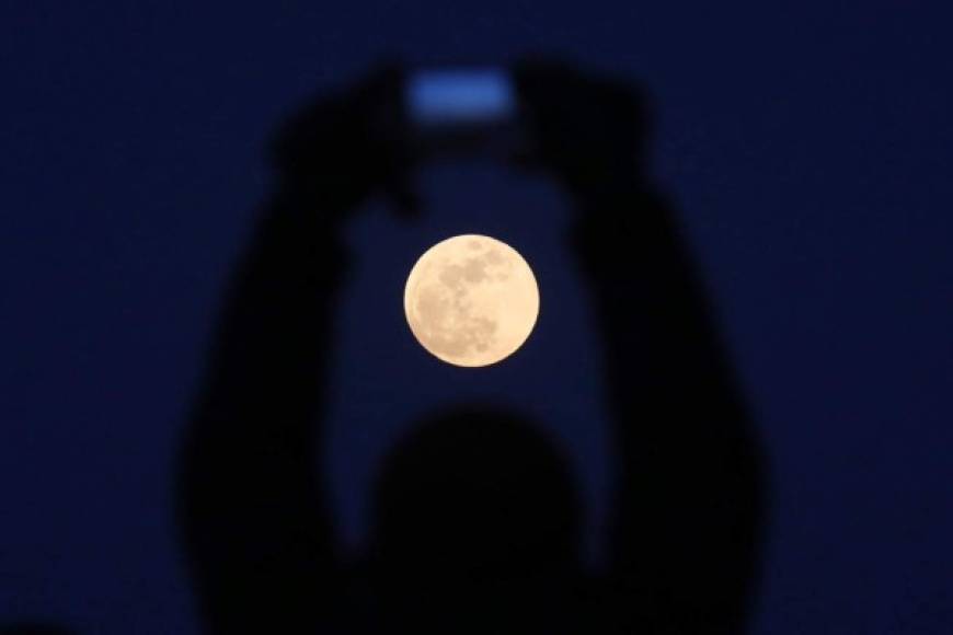 En Pekín, China, cientos de personas se dieron cita para observar el espectacular eclipse lunar.