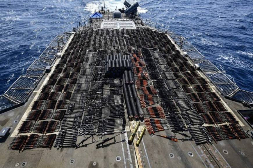 La V Flota de la Armada estadounidense informó este domingo haber confiscado un enorme cargamento de armas ilícitas rusas y chinas de un 'dhow' sin pabellón, que navegaba en aguas internacionales en el Mar de Arabia del Norte.