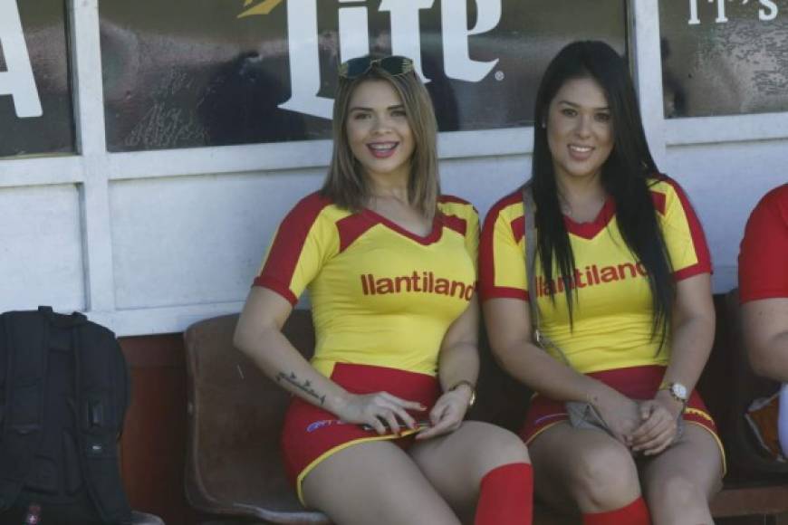 Ellas fueron la sensación en el partido en el estadio del Marathón.