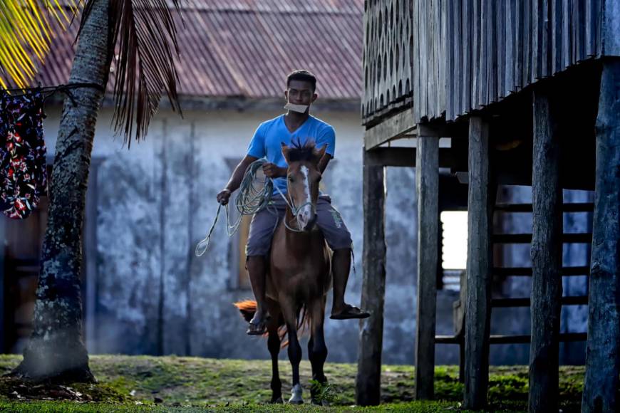 Este misquito cabalga en su caballo y recorre la comunidad de Aurata, en Gracias a Dios. 