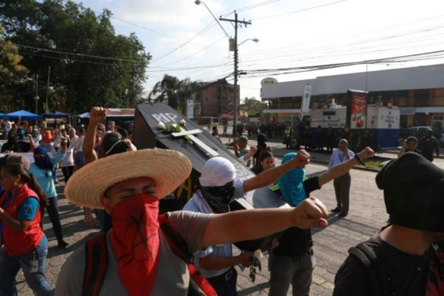 Los universitarios entregaron las instalaciones de la Unah-vs ante la presencia de policías y militares.