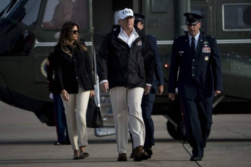 La primera dama estadounidense, Melania Trump, vuelve a causar controversia en Estados Unidos por su 'falta de sensibilidad' al elegir su vestuario para visitar una zona de desastre en Florida, tras el azote del huracán Irma.